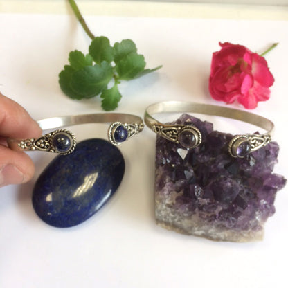 Bracelet de type 'Manchette' de 1 centimètre de largeur, fait en laiton argenté avec cabochon d'amethyste ou lapis lazuli.
