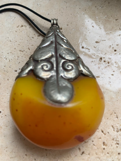 Pendentif en Copal (famille de l'Ambre), sertis en métal avec de majestueuses gravures. Impressionante pièce de 85 x 50 x 30 millimètres. Fait au Népal🇳🇵, un bijou ethnique unique et authentique (vendu avec cordon coulisant) !