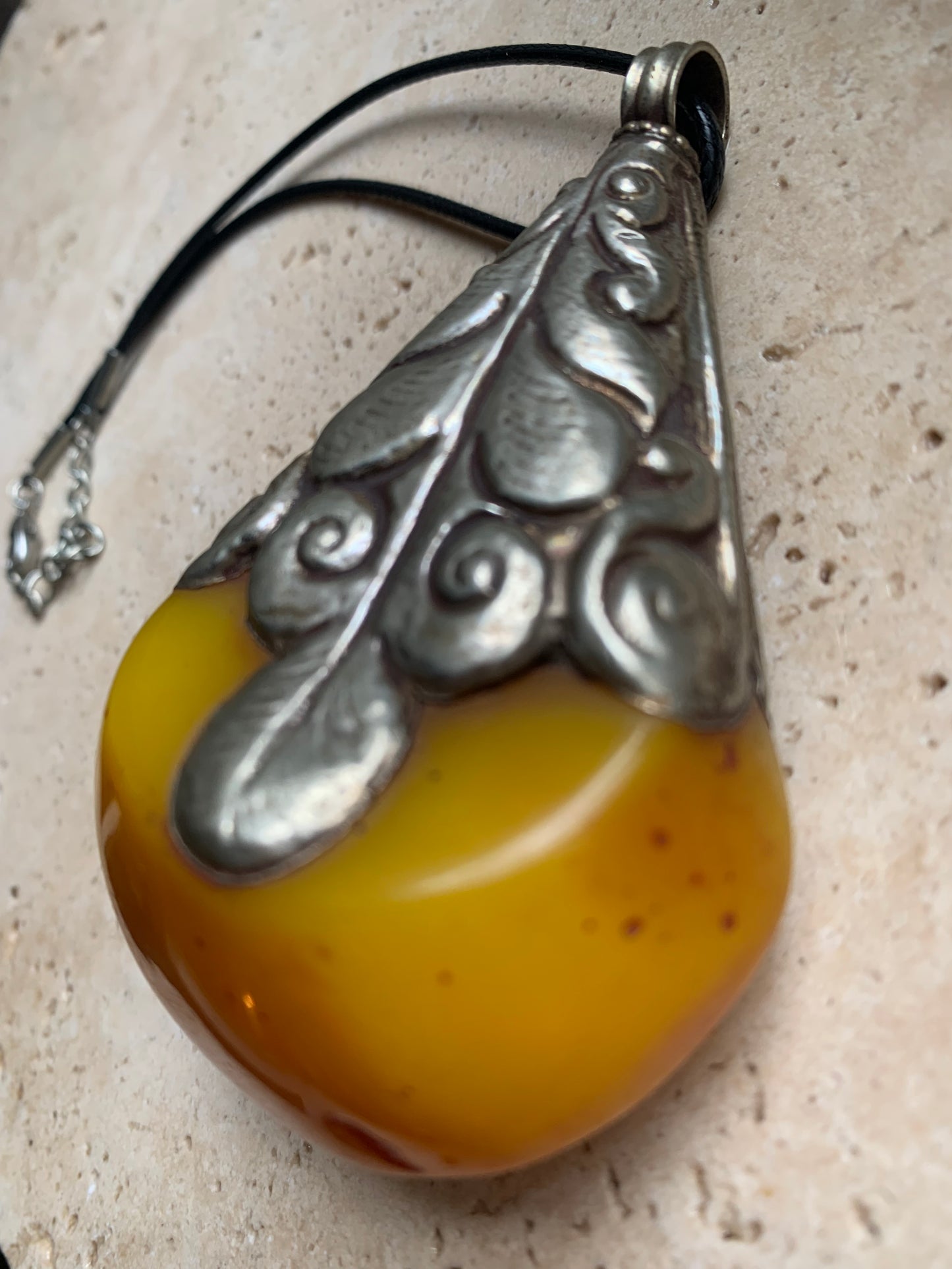Pendentif en Copal (famille de l'Ambre), sertis en métal avec de majestueuses gravures. Impressionante pièce de 85 x 50 x 30 millimètres. Fait au Népal🇳🇵, un bijou ethnique unique et authentique (vendu avec cordon coulisant) !