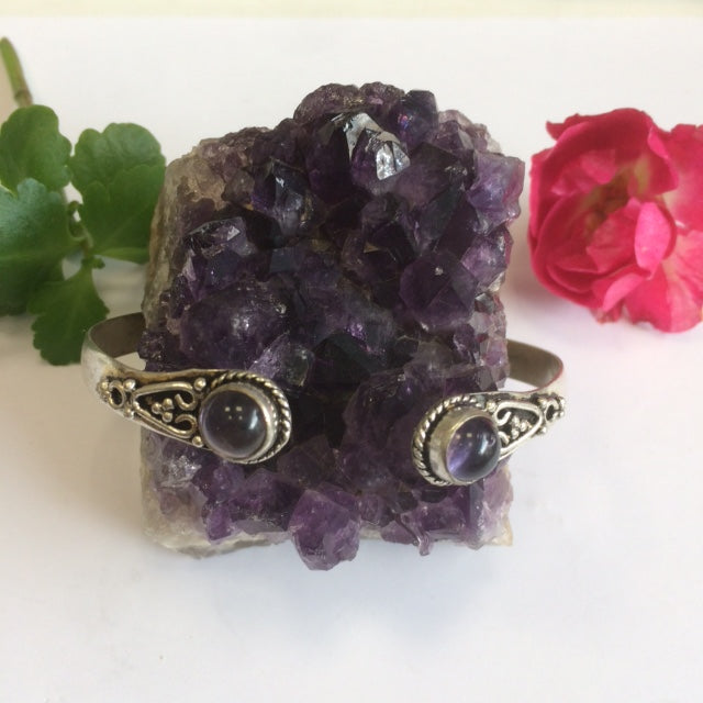 Bracelet de type 'Manchette' de 1 centimètre de largeur, fait en laiton argenté avec cabochon d'amethyste ou lapis lazuli.