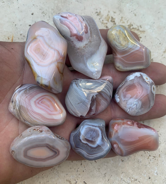 Agate Rose du Botswana, superbes pièces au choix ! De 40x20x15mm - 20 grammes en moyenne. Des formes uniques et rare !