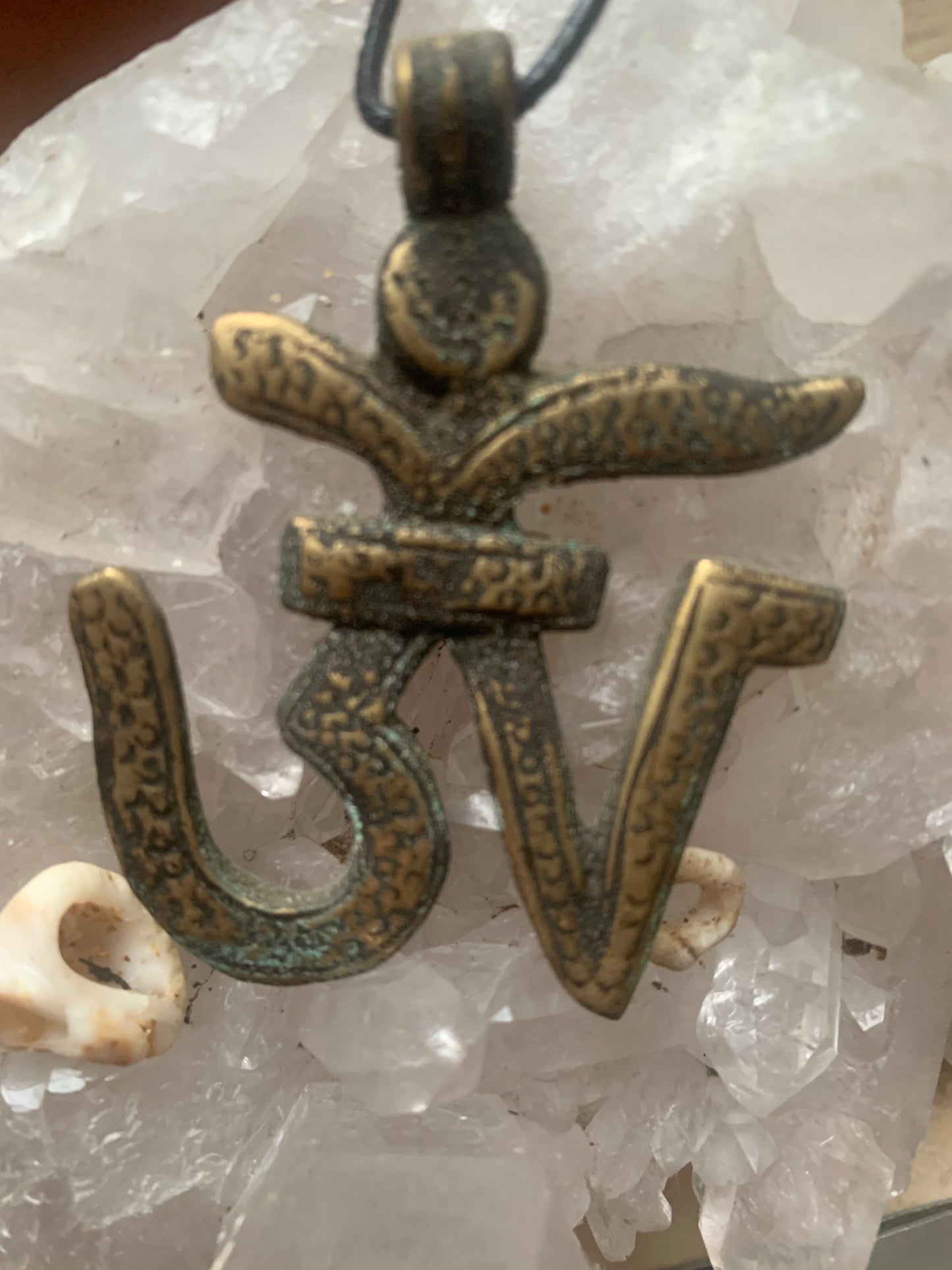 Om, symbole sacré en métal (laiton), taille de 60x50x10 millimètres. Pièce authentique et unique faîte au Népal. Livré avec cordon coulissant, prêt à porté ou à offrir !