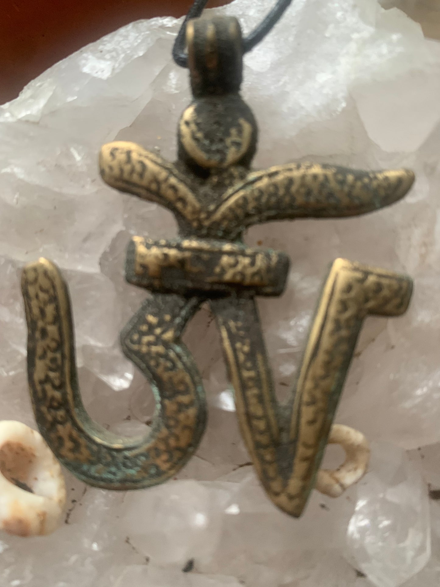 Om, symbole sacré en métal (laiton), taille de 60x50x10 millimètres. Pièce authentique et unique faîte au Népal. Livré avec cordon coulissant, prêt à porté ou à offrir !