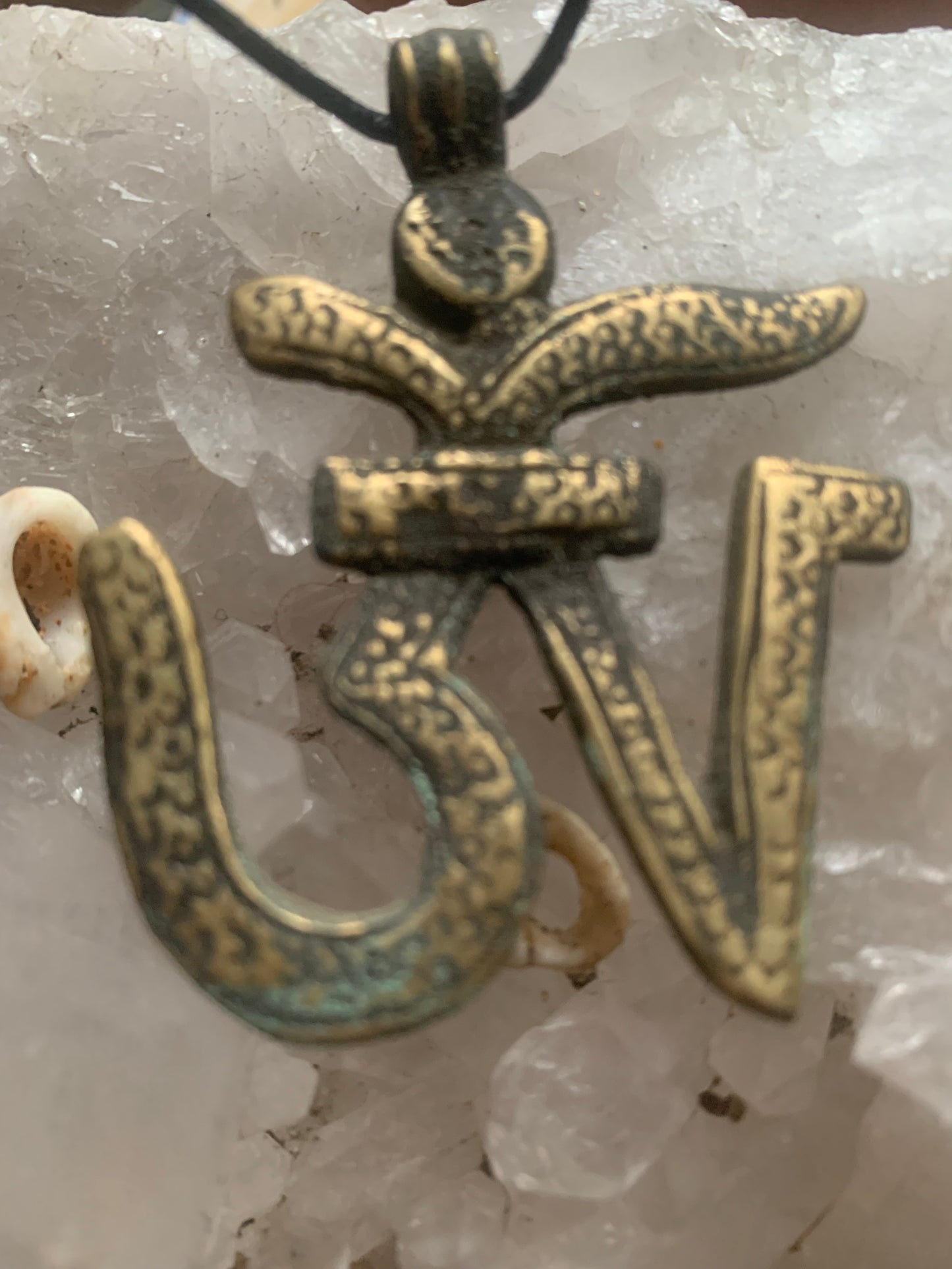 Om, symbole sacré en métal (laiton), taille de 60x50x10 millimètres. Pièce authentique et unique faîte au Népal. Livré avec cordon coulissant, prêt à porté ou à offrir !