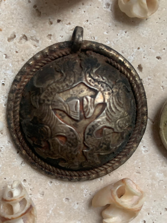 Dragon, pendentif en métal (laiton) de 40 mm de diamètre x 10 mm d'épaisseur. Pièce authentique et unique faîte au Népal. Livré avec cordon coulissant, prêt à porté ou à offrir !