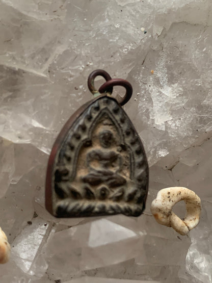 Bouddha de style (Tsa-tsa*), pendentif ancien de la divinité sacré en métal (laiton) et terre cuite, 30x20x7 millimètres. Pièce authentique et unique faîte au Népal. Livré avec cordon coulissant, prêt à porté ou à offrir !