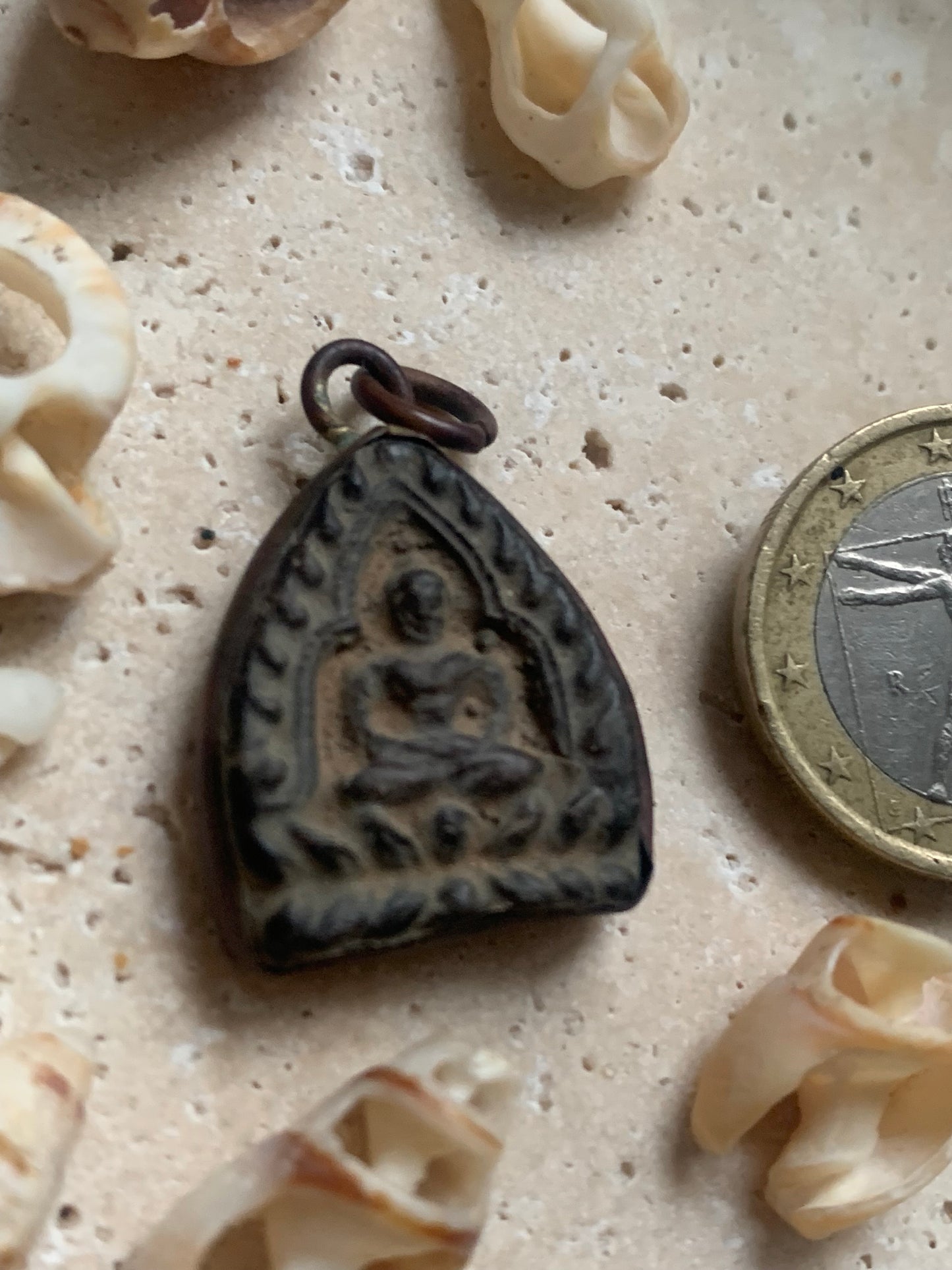 Bouddha de style (Tsa-tsa*), pendentif ancien de la divinité sacré en métal (laiton) et terre cuite, 30x20x7 millimètres. Pièce authentique et unique faîte au Népal. Livré avec cordon coulissant, prêt à porté ou à offrir !