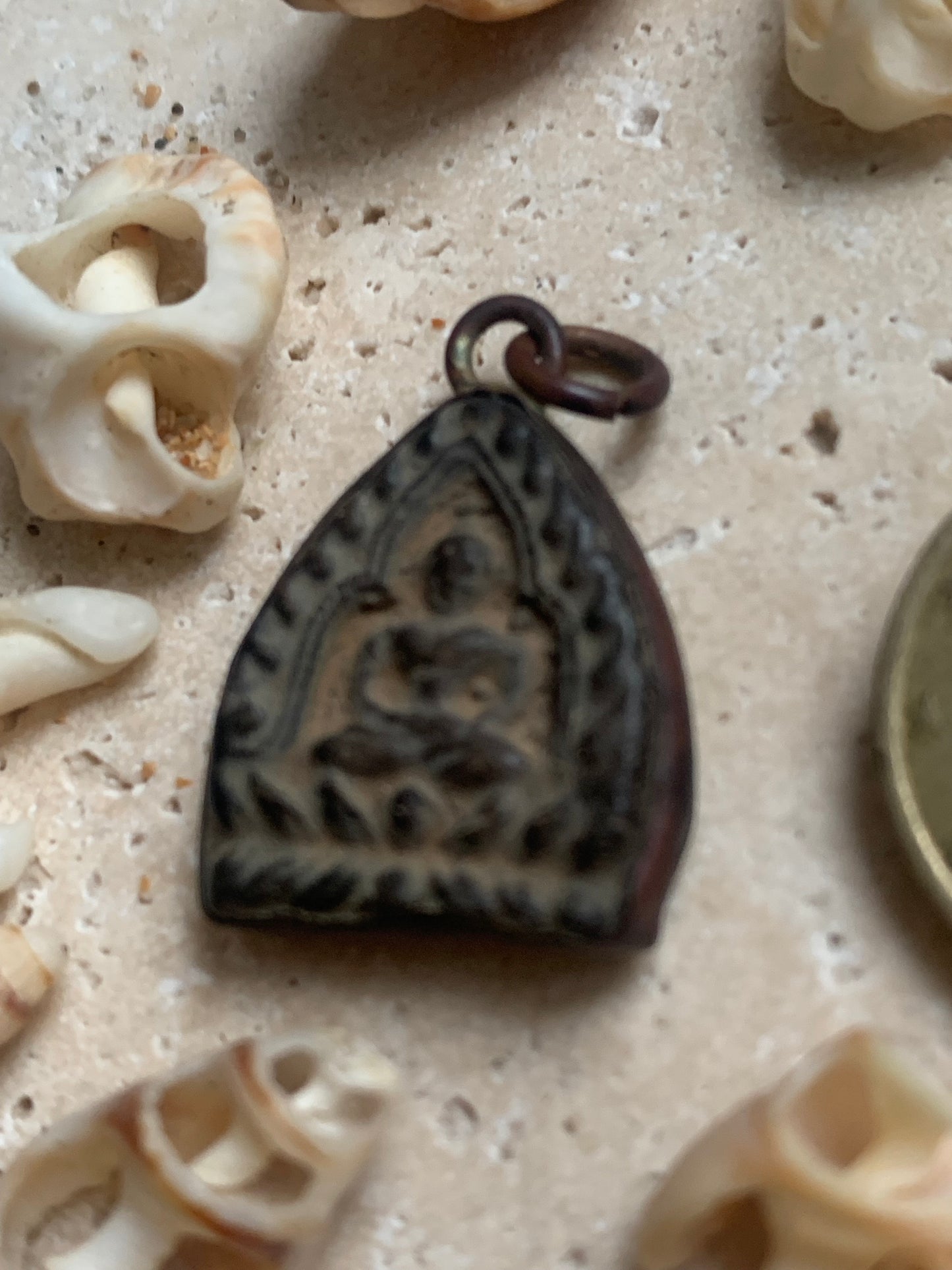 Bouddha de style (Tsa-tsa*), pendentif ancien de la divinité sacré en métal (laiton) et terre cuite, 30x20x7 millimètres. Pièce authentique et unique faîte au Népal. Livré avec cordon coulissant, prêt à porté ou à offrir !