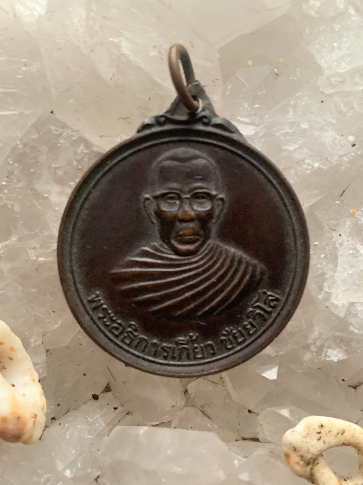 Médaille Bouddhiste en Bronze, pendentif ancien sacré, 30 millimètres de diamètre. Pièce authentique et unique faîte au Népal. Livré avec cordon coulissant, prêt à porté ou à offrir !