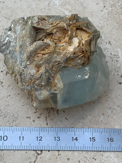 Aigue-marine avec Muscovite, superbe pièce de 69x60x38mm - 151,3 grammes ! Un bloc quasi pur en aigue-marine !