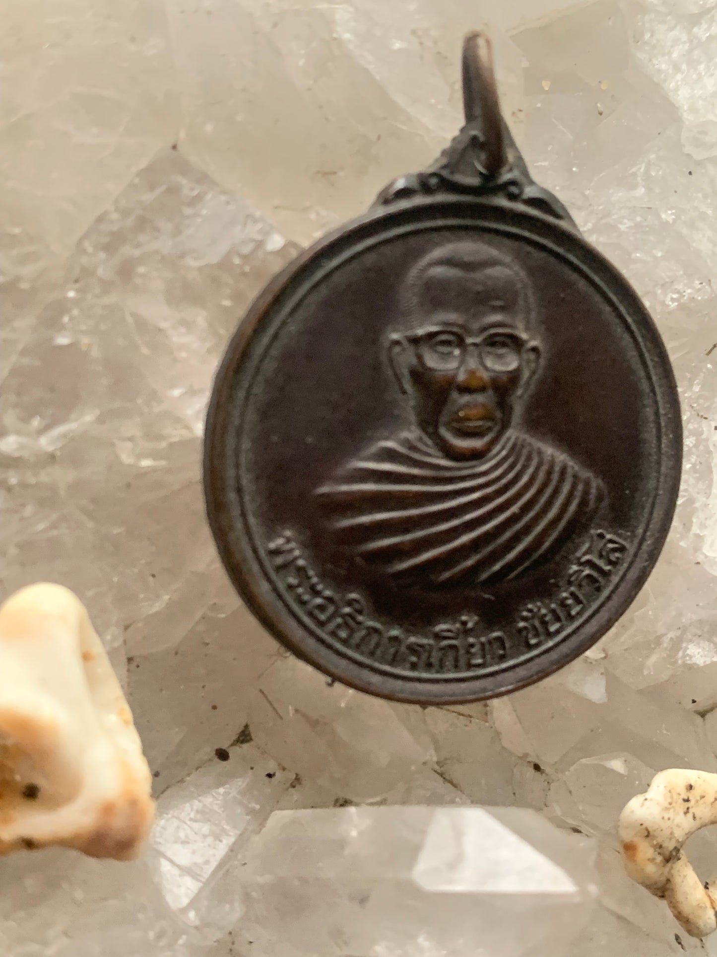 Médaille Bouddhiste en Bronze, pendentif ancien sacré, 30 millimètres de diamètre. Pièce authentique et unique faîte au Népal. Livré avec cordon coulissant, prêt à porté ou à offrir !