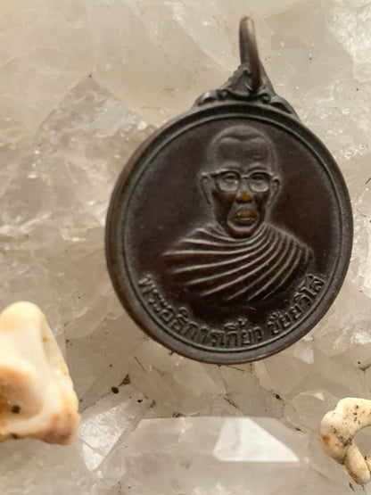 Médaille Bouddhiste en Bronze, pendentif ancien sacré, 30 millimètres de diamètre. Pièce authentique et unique faîte au Népal. Livré avec cordon coulissant, prêt à porté ou à offrir !