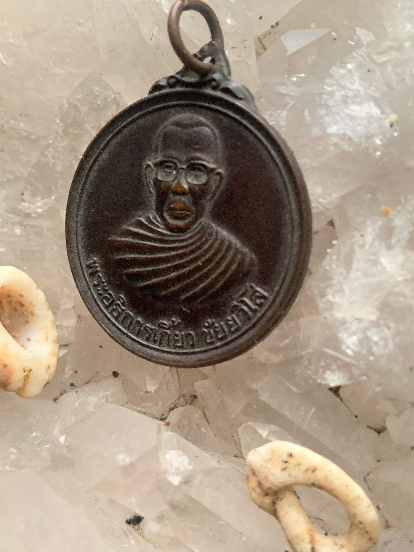 Médaille Bouddhiste en Bronze, pendentif ancien sacré, 30 millimètres de diamètre. Pièce authentique et unique faîte au Népal. Livré avec cordon coulissant, prêt à porté ou à offrir !