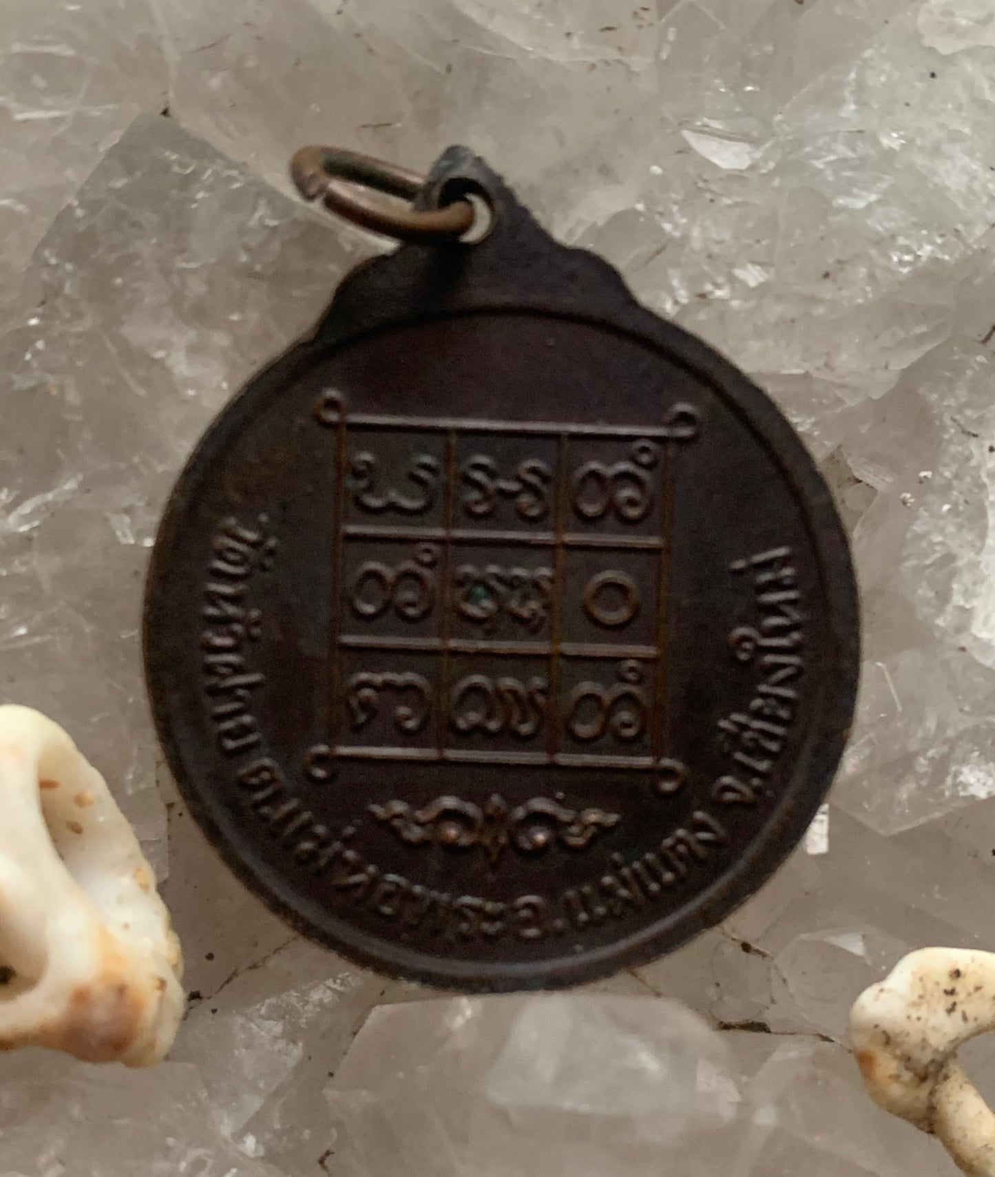 Médaille Bouddhiste en Bronze, pendentif ancien sacré, 30 millimètres de diamètre. Pièce authentique et unique faîte au Népal. Livré avec cordon coulissant, prêt à porté ou à offrir !