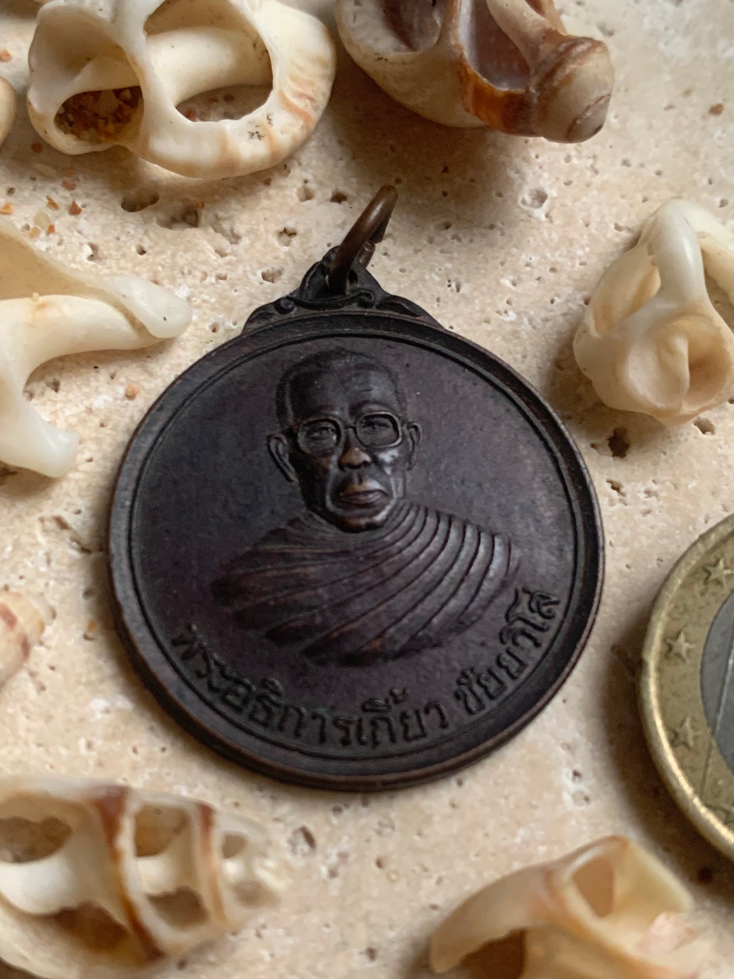 Médaille Bouddhiste en Bronze, pendentif ancien sacré, 30 millimètres de diamètre. Pièce authentique et unique faîte au Népal. Livré avec cordon coulissant, prêt à porté ou à offrir !