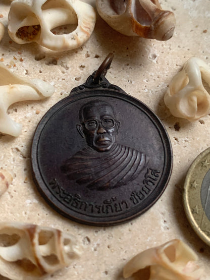 Médaille Bouddhiste en Bronze, pendentif ancien sacré, 30 millimètres de diamètre. Pièce authentique et unique faîte au Népal. Livré avec cordon coulissant, prêt à porté ou à offrir !
