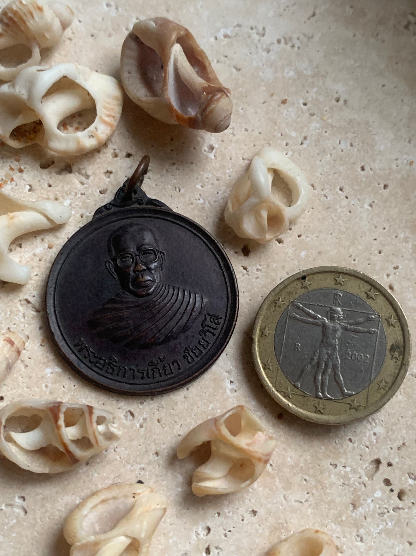 Médaille Bouddhiste en Bronze, pendentif ancien sacré, 30 millimètres de diamètre. Pièce authentique et unique faîte au Népal. Livré avec cordon coulissant, prêt à porté ou à offrir !