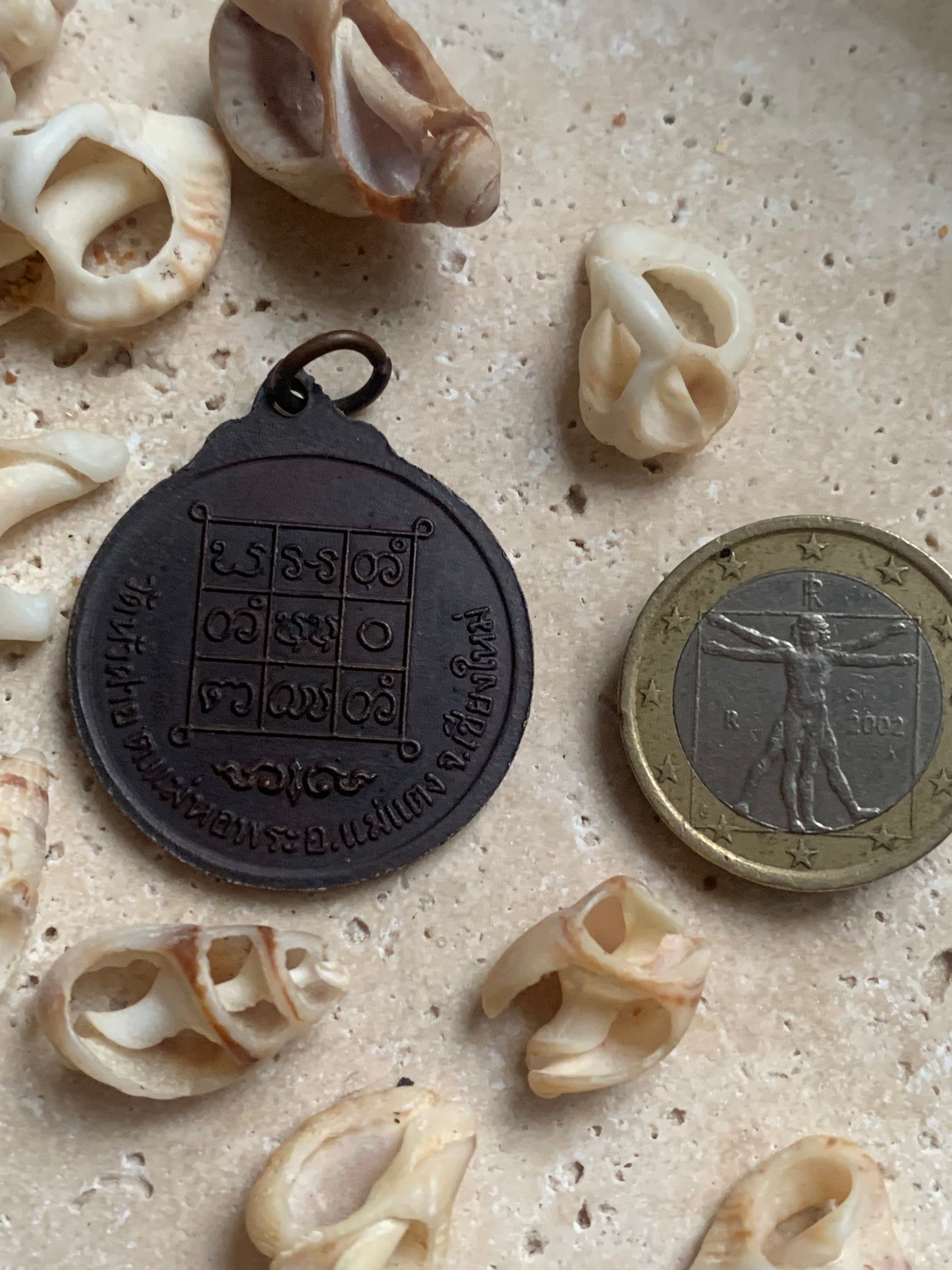 Médaille Bouddhiste en Bronze, pendentif ancien sacré, 30 millimètres de diamètre. Pièce authentique et unique faîte au Népal. Livré avec cordon coulissant, prêt à porté ou à offrir !