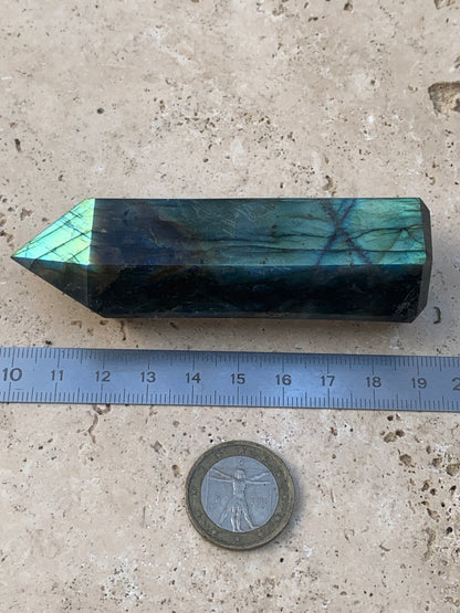 Labradorite, pointe de qualité AAA, 90 millimètres de hauteur x 31 mm de diamètre - 124,3 grammes environ. Très belle qualité, des reflets hologramme incroyable !