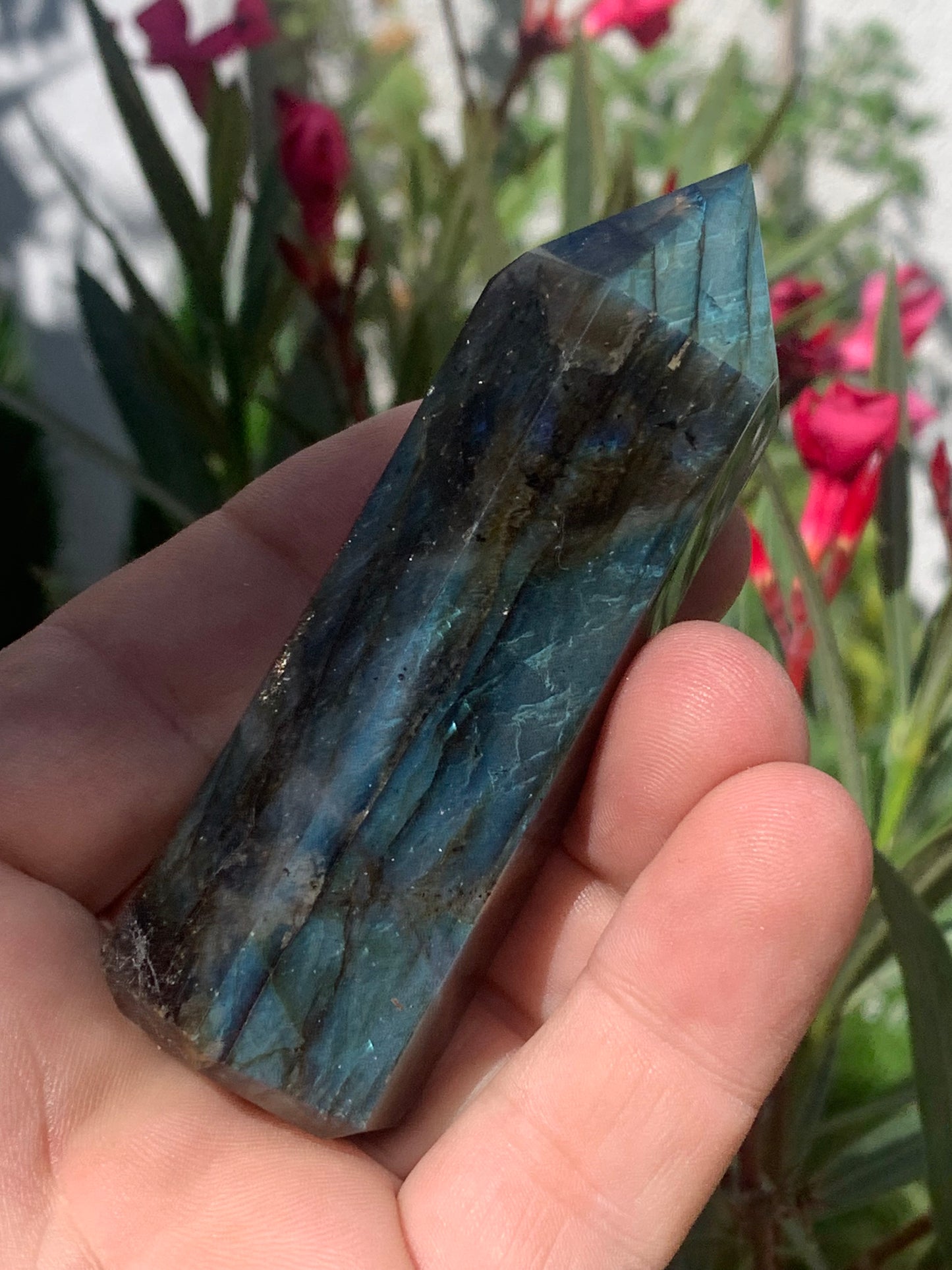 Labradorite, pointe de qualité AAA, 90 millimètres de hauteur x 31 mm de diamètre - 124,3 grammes environ. Très belle qualité, des reflets hologramme incroyable !