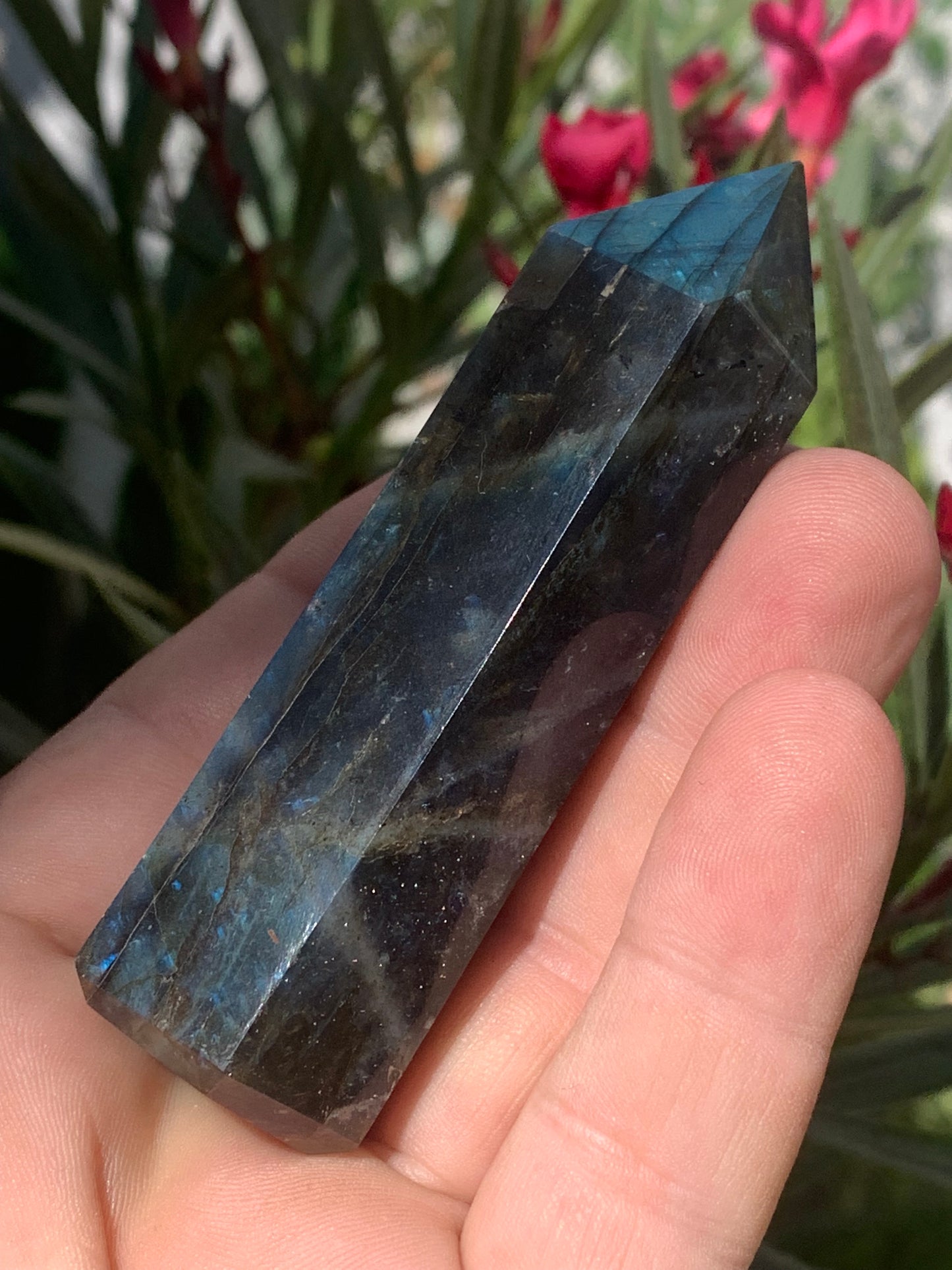 Labradorite, pointe de qualité AAA, 90 millimètres de hauteur x 31 mm de diamètre - 124,3 grammes environ. Très belle qualité, des reflets hologramme incroyable !