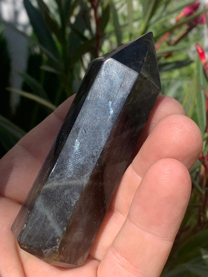 Labradorite, pointe de qualité AAA, 90 millimètres de hauteur x 31 mm de diamètre - 124,3 grammes environ. Très belle qualité, des reflets hologramme incroyable !