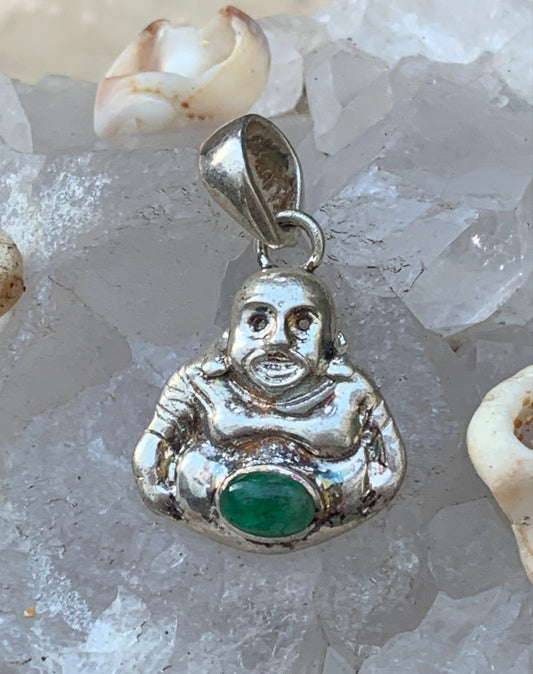 Bouddha en Argent avec Emeraude 'Élégance et Spiritualité'... Pendentif en Argent 925, 25x20x6 millimètres. Livré en coffret avec cordon coulissant, prêt à porté ou à offrir !