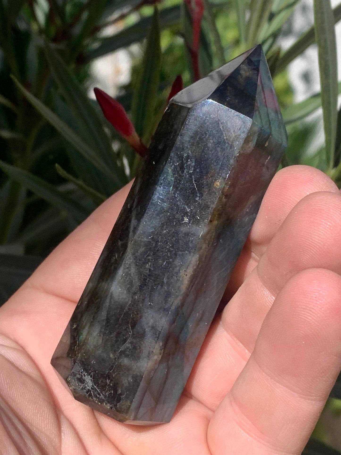 Labradorite, pointe de qualité AAA, 90 millimètres de hauteur x 31 mm de diamètre - 124,3 grammes environ. Très belle qualité, des reflets hologramme incroyable !