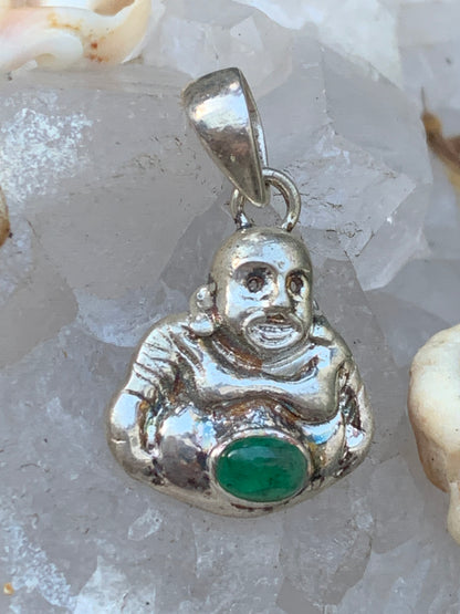 Bouddha en Argent avec Emeraude 'Élégance et Spiritualité'... Pendentif en Argent 925, 25x20x6 millimètres. Livré en coffret avec cordon coulissant, prêt à porté ou à offrir !