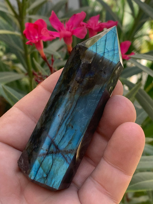 Labradorite, pointe de qualité AAA, 90 millimètres de hauteur x 31 mm de diamètre - 124,3 grammes environ. Très belle qualité, des reflets hologramme incroyable !