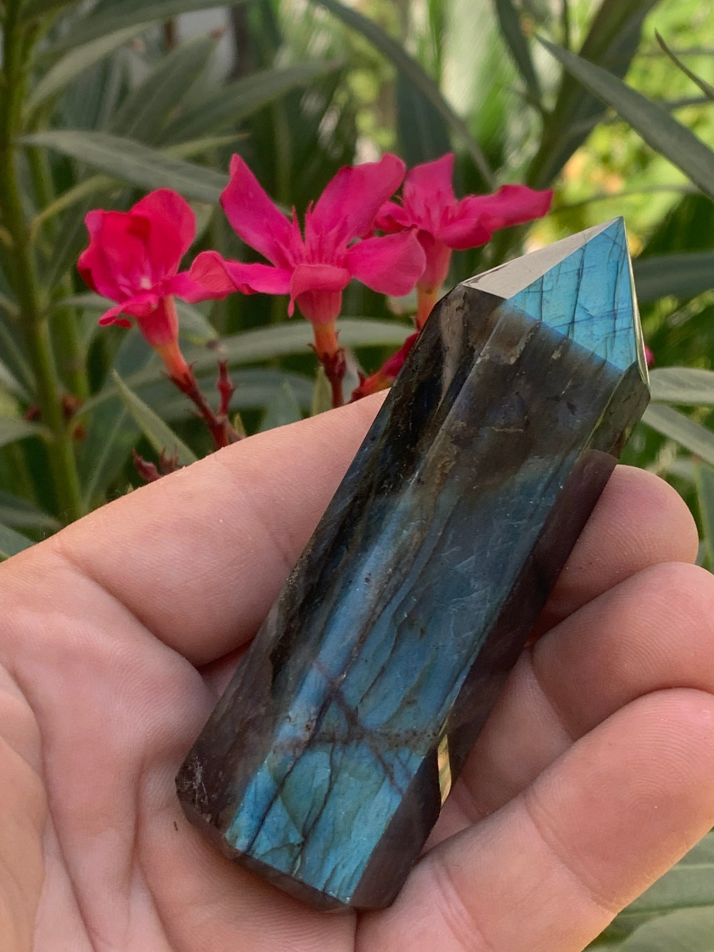 Labradorite, pointe de qualité AAA, 90 millimètres de hauteur x 31 mm de diamètre - 124,3 grammes environ. Très belle qualité, des reflets hologramme incroyable !