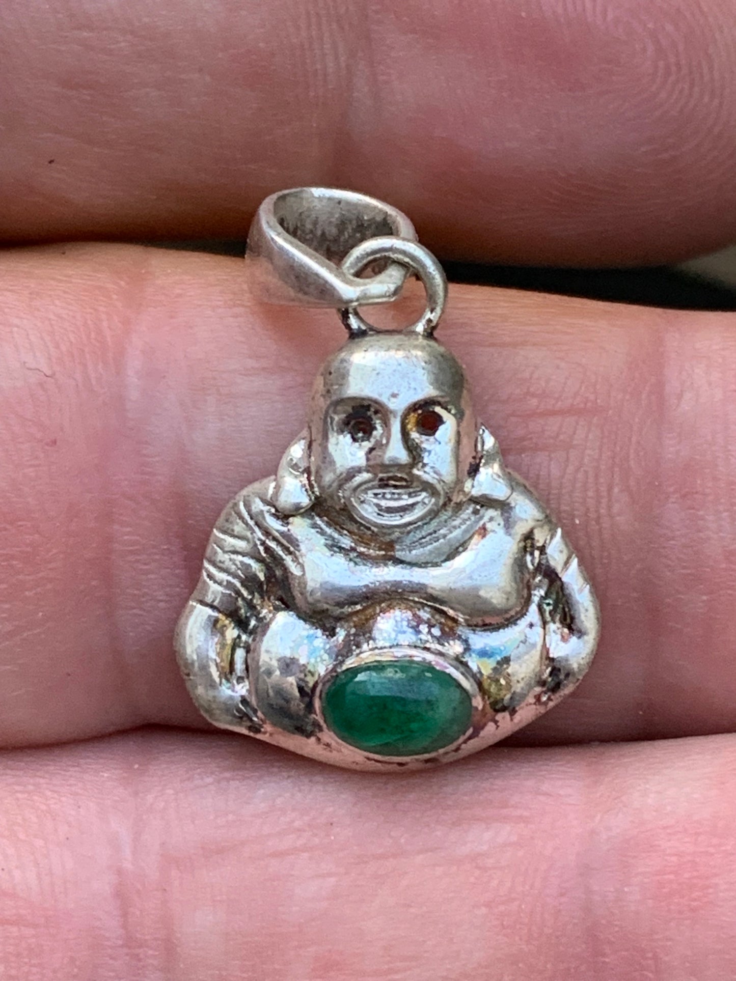 Bouddha en Argent avec Emeraude 'Élégance et Spiritualité'... Pendentif en Argent 925, 25x20x6 millimètres. Livré en coffret avec cordon coulissant, prêt à porté ou à offrir !