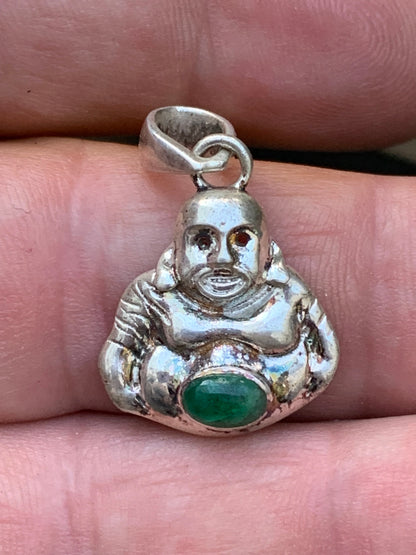Bouddha en Argent avec Emeraude 'Élégance et Spiritualité'... Pendentif en Argent 925, 25x20x6 millimètres. Livré en coffret avec cordon coulissant, prêt à porté ou à offrir !