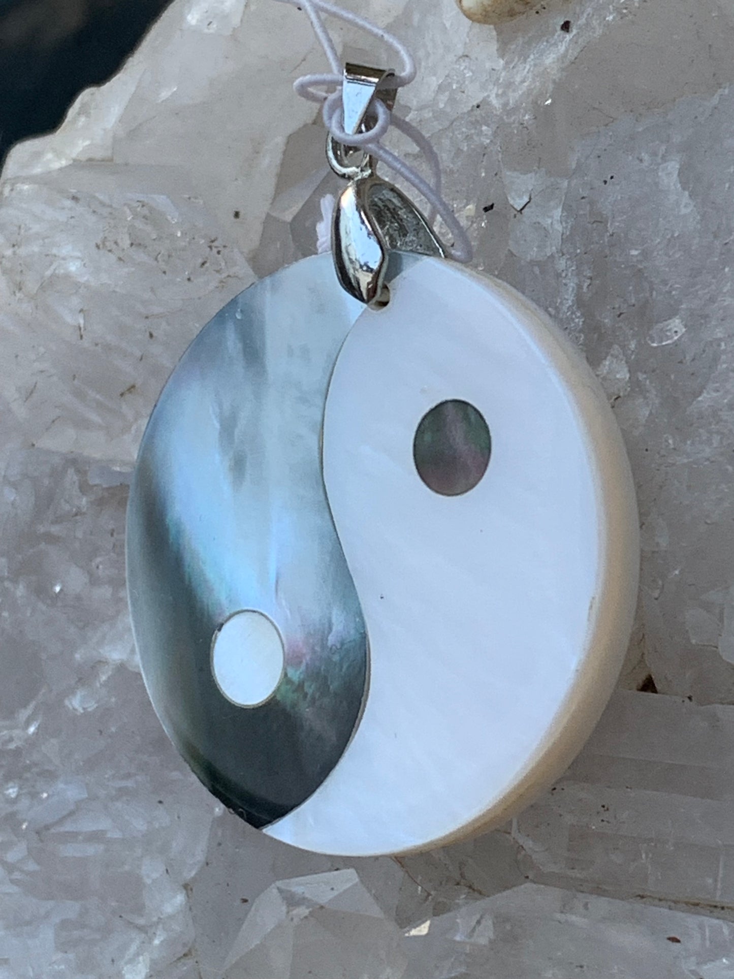 Yin-Yang, pendentif en véritable nacre de coquillage, de 3.2 centimètres de diamètre, vendu avec cordon noir réglable avec attache en Argent 0.925. Élégance naturelle & symbole d’équilibre !