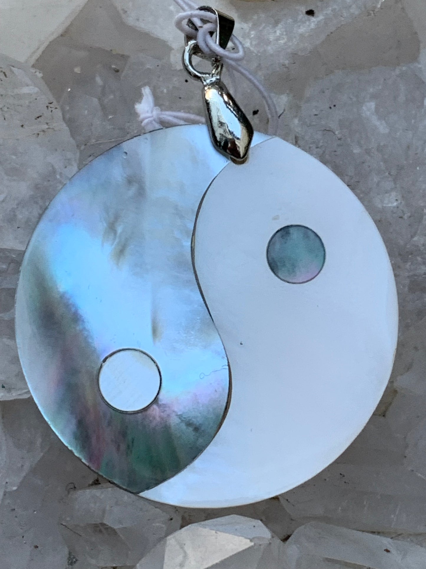 Yin-Yang, pendentif en véritable nacre de coquillage, de 3.2 centimètres de diamètre, vendu avec cordon noir réglable avec attache en Argent 0.925. Élégance naturelle & symbole d’équilibre !