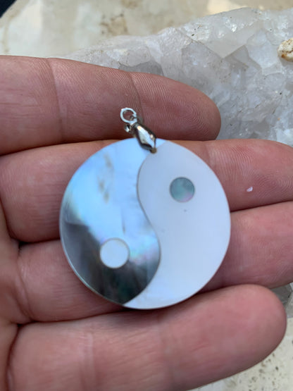 Yin-Yang, pendentif en véritable nacre de coquillage, de 3.2 centimètres de diamètre, vendu avec cordon noir réglable avec attache en Argent 0.925. Élégance naturelle & symbole d’équilibre !