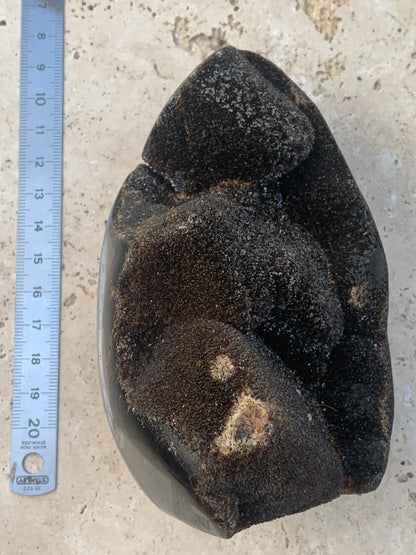 Septaria, forme libre à poser, 863 grammes - 120 x 85 x 80 millimètres. Superbe qualité, une forme libre ouverte pleine de velours minéral !