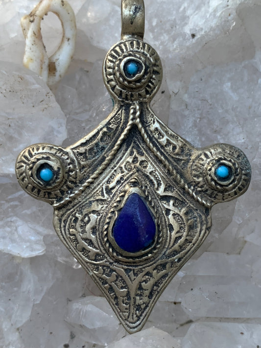 Lapis lazuli et turquoise, superbe pendentif en métal argenté de type laiton avec de jolies gravures. de 5 centimètres de hauteur x 3,5 x 1. Vendu avec cordon noir réglable.