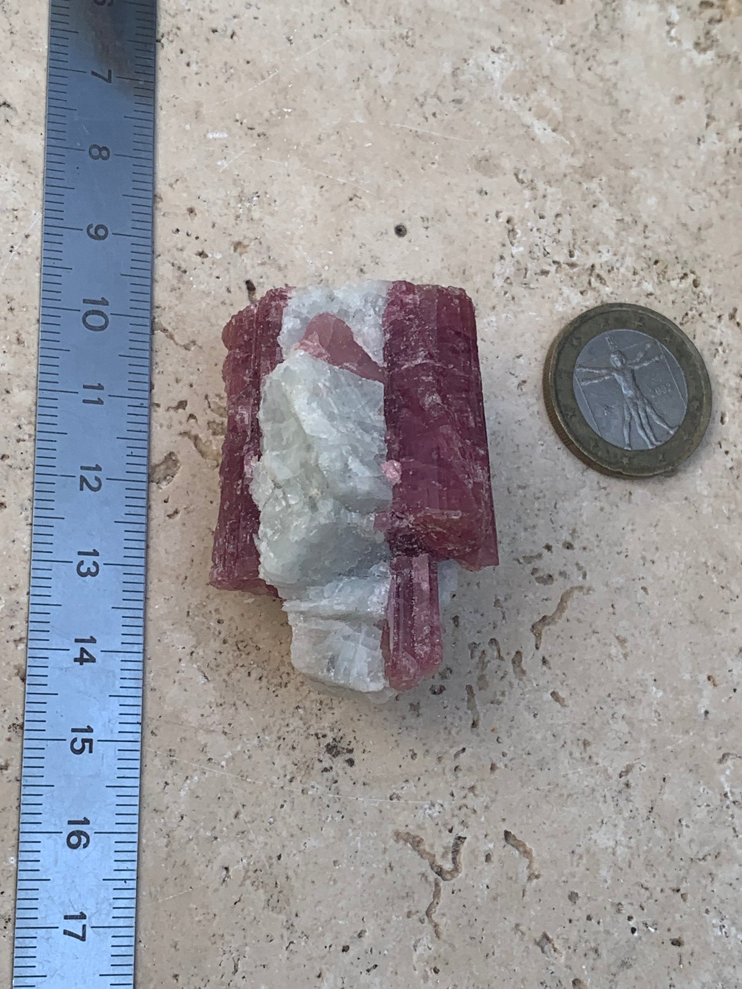 Tourmaline Rubellite, spécimen naturel de 45 x 31 x 30 mm - 47,7 grammes. Belle petite pièce !