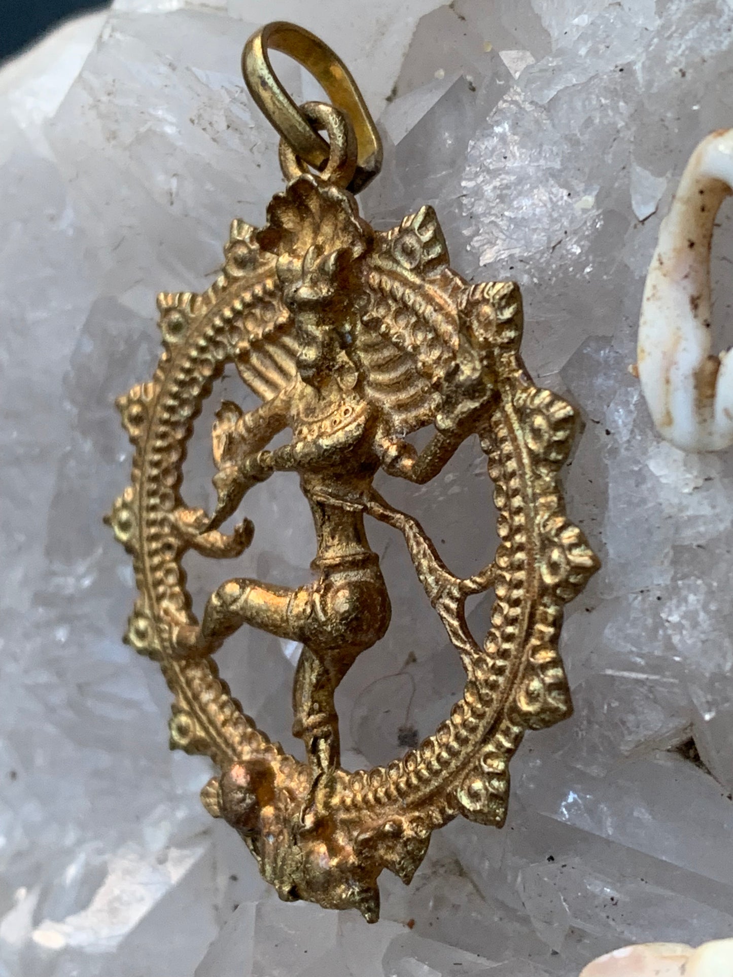 Pendentif en 'laiton argenté ou doré' de la divinité hindoue 'Shiva' sous sa forme de Shiva Nataraj. * Le roi (raja) de la danse (nata) est un symbole du mouvement éternel de l'univers, la danse cosmique. 4,5 cm de diamètre, vendu avec cordon !