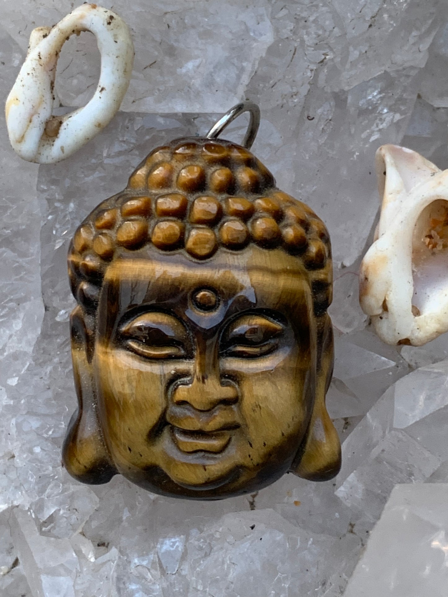 Bouddha, pendentif réalisé à 100% en oeil de tigre de 30 x 22 x 10 millimètres. Livré avec cordon coulissant (offert), prêt à porté ou à offrir, parfait !
