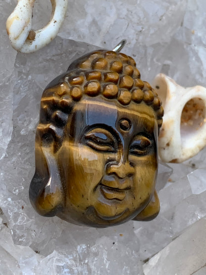 Bouddha, pendentif réalisé à 100% en oeil de tigre de 30 x 22 x 10 millimètres. Livré avec cordon coulissant (offert), prêt à porté ou à offrir, parfait !