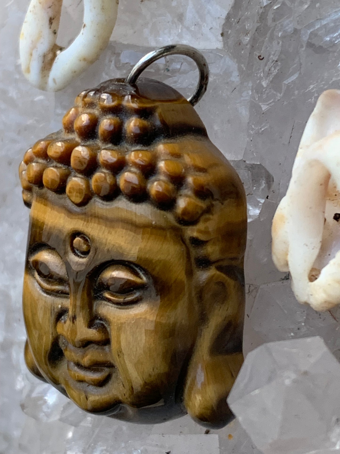 Bouddha, pendentif réalisé à 100% en oeil de tigre de 30 x 22 x 10 millimètres. Livré avec cordon coulissant (offert), prêt à porté ou à offrir, parfait !