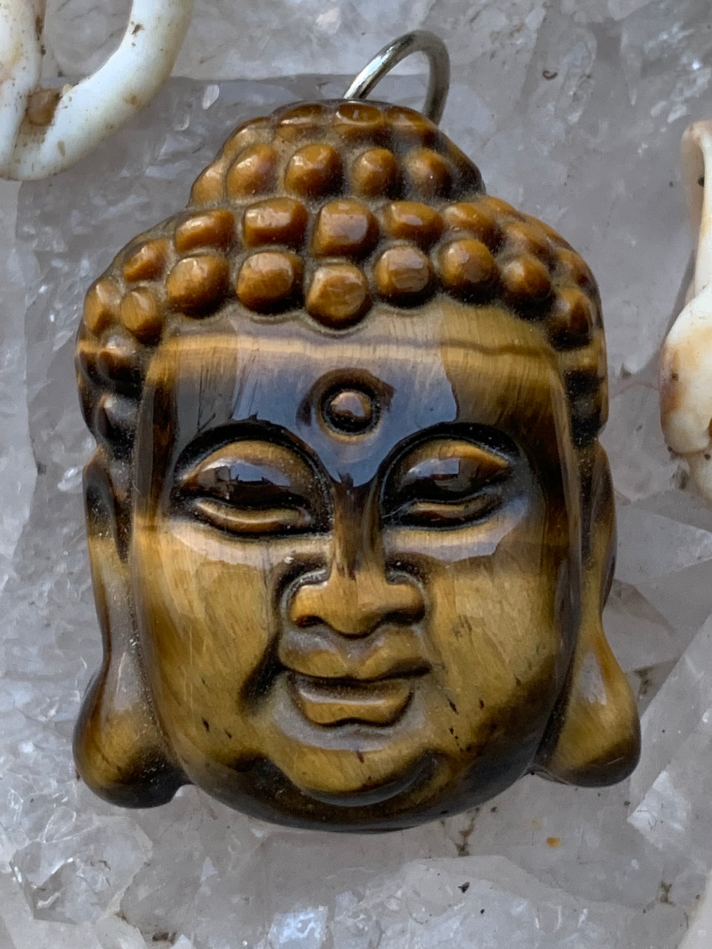 Bouddha, pendentif réalisé à 100% en oeil de tigre de 30 x 22 x 10 millimètres. Livré avec cordon coulissant (offert), prêt à porté ou à offrir, parfait !