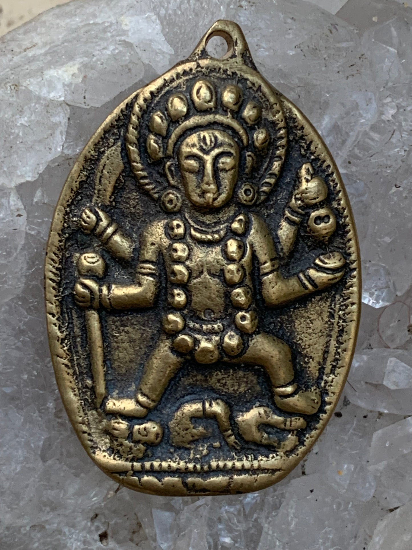 Médaille Bouddhiste en Bronze, pendentif ancien sacré, 50 x 36 x 5 millimètres. Pièce authentique et unique faîte au Népal. Livré avec cordon coulissant, prêt à porté ou à offrir !