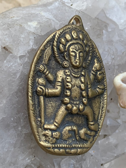 Médaille Bouddhiste en Bronze, pendentif ancien sacré, 50 x 36 x 5 millimètres. Pièce authentique et unique faîte au Népal. Livré avec cordon coulissant, prêt à porté ou à offrir !