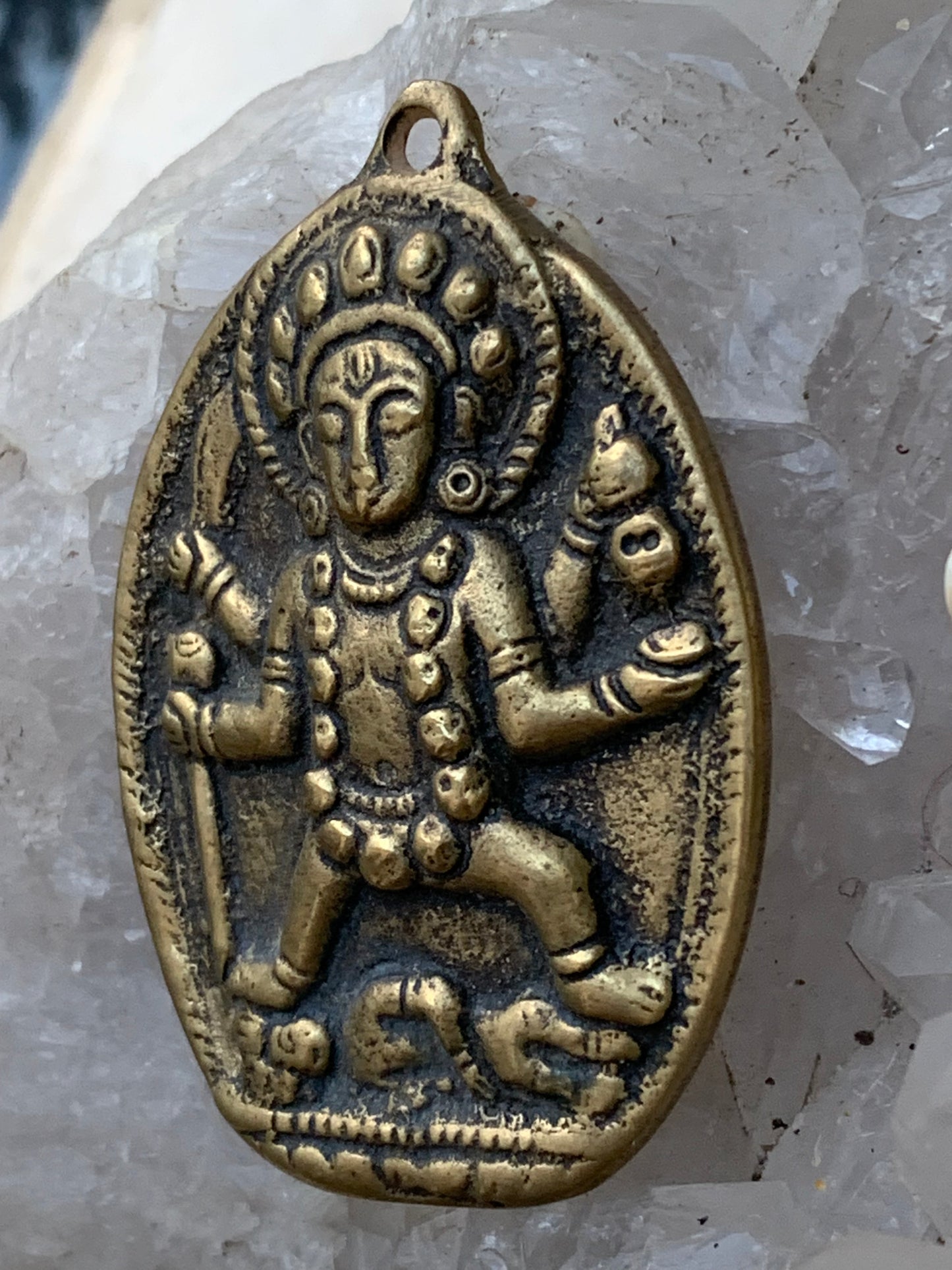 Médaille Bouddhiste en Bronze, pendentif ancien sacré, 50 x 36 x 5 millimètres. Pièce authentique et unique faîte au Népal. Livré avec cordon coulissant, prêt à porté ou à offrir !