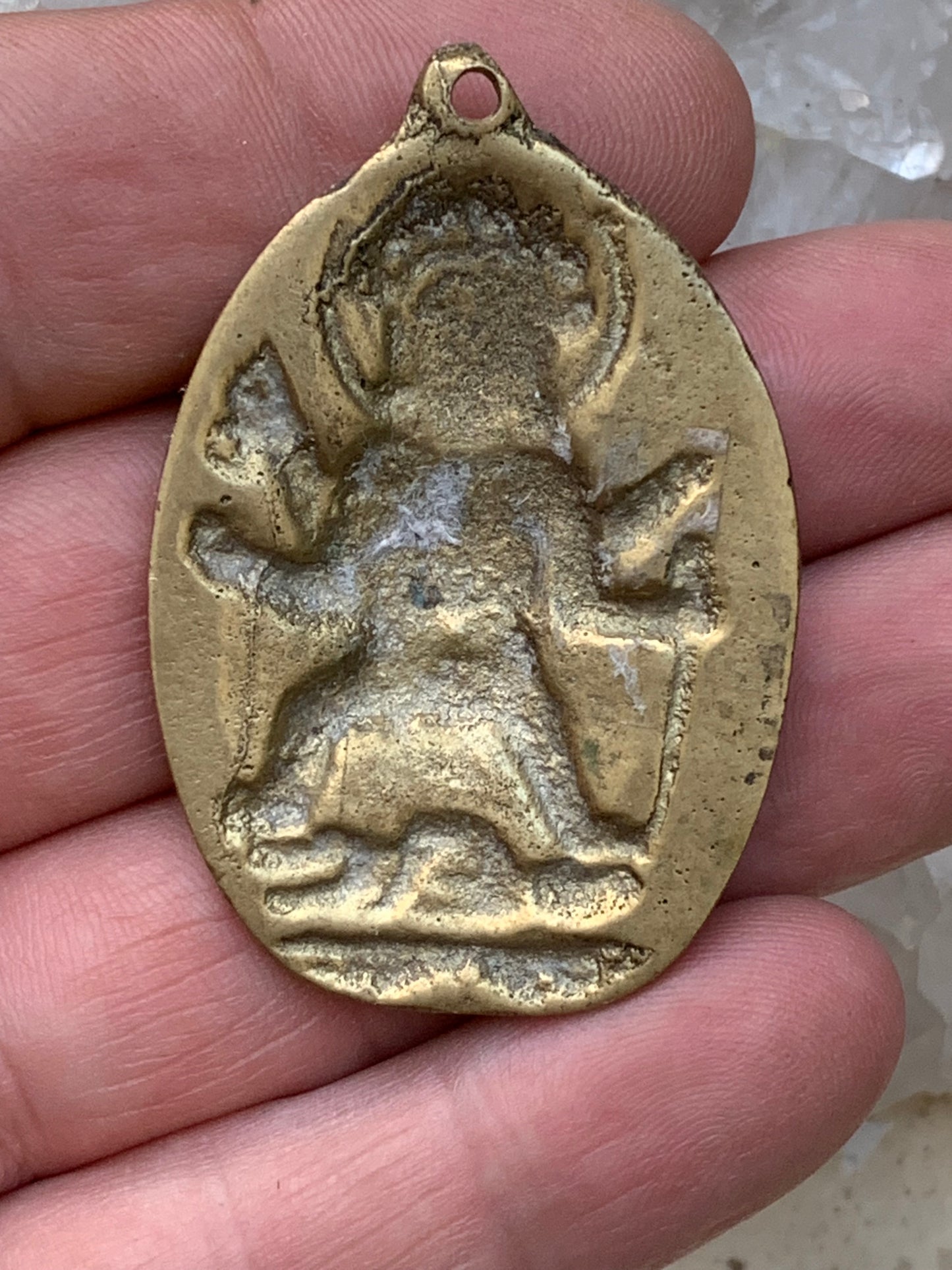Médaille Bouddhiste en Bronze, pendentif ancien sacré, 50 x 36 x 5 millimètres. Pièce authentique et unique faîte au Népal. Livré avec cordon coulissant, prêt à porté ou à offrir !