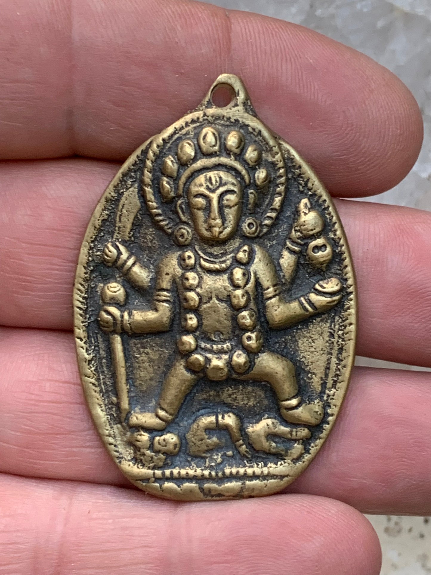 Médaille Bouddhiste en Bronze, pendentif ancien sacré, 50 x 36 x 5 millimètres. Pièce authentique et unique faîte au Népal. Livré avec cordon coulissant, prêt à porté ou à offrir !