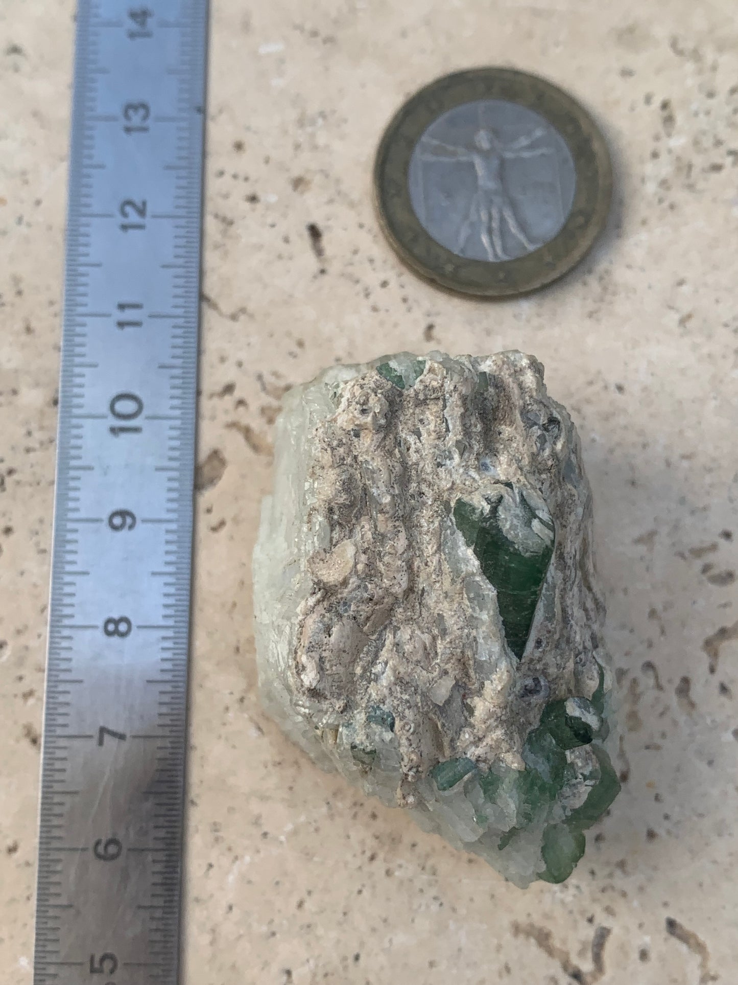 Tourmaline verte/ Verdélite, spécimen naturel de 45 x 32 x 29 mm - 53,9 grammes environ. 2 magnifiques cristaux de belle longueur !